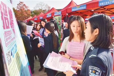 在安徽省合肥市蜀山區(qū)舉辦的“四送一服”高校畢業(yè)生專場(chǎng)招聘會(huì)現(xiàn)場(chǎng)，大學(xué)生在與企業(yè)招聘人員交流。葛宜年攝（人民視覺(jué)）